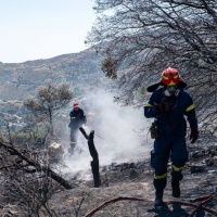 Due pompieri hanno perso la vita in un incendio boschivo a Creta