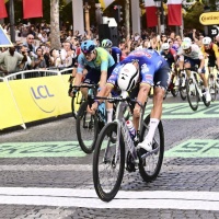 Sui Campi Elisi arriva il capolavoro di Van der Poel