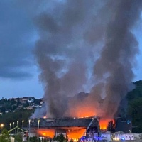 Grosso incendio in un magazzino manda i treni in tilt