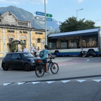 Moto contro un autobus, traffico in tilt