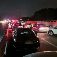 Traffico ancora bloccato sulla A2, automobilisti in strada e tanta frustrazione