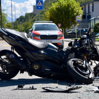 Tampona un'auto e viene sbalzato a terra: ferito leggermente uno scooterista