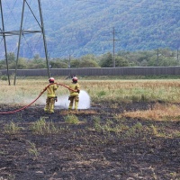 Due incendi in simultanea sotto la linea dell'alta tensione