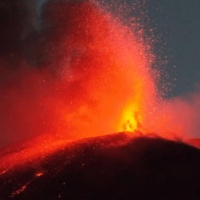Etna in eruzione: aeroporti chiusi e migliaia di turisti bloccati