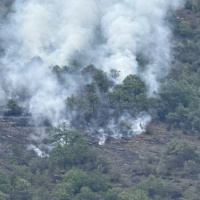 Fumo sopra i boschi ticinesi, elicottero in azione a Olivone