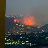 In fiamme i boschi sopra Como: due palazzine evacuate