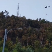 Elicotteri in volo sul Monte Goi. «L'emergenza non è ancora finita»