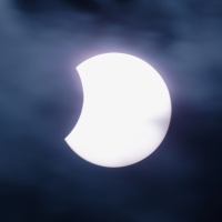Una performance sotto il segno dell’eclissi