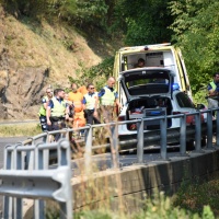 Cade in una scarpata mentre taglia arbusti: ferito un operaio