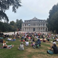 «Troviamoci per ricordare Guccini», e nel parco arriva una piccola folla