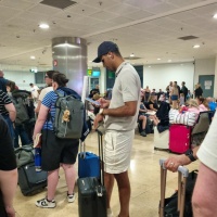 Milionario e campione del mondo, ma vola con Ryanair