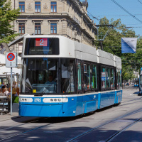 Urtato da un tram, viene sbalzato in aria e poi investito da un auto