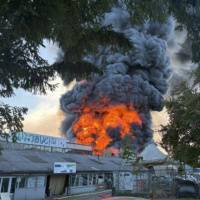 Grosso incendio in un centro di demolizione auto