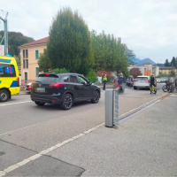 Sfonda un muretto in retromarcia