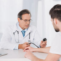 Ticino calamita per medici e infermieri italiani, Denti lancia l'allarme: «Serve un limite»