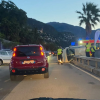 Auto ribaltata a Brissago, strada chiusa e lunghe colonne