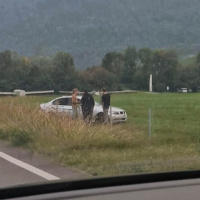 Auto sbanda e finisce nel prato dell'aeroporto