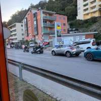 Caslano, traffico paralizzato: incidente coinvolge un motociclista