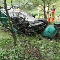 Esce di strada e si ribalta nel bosco: due persone in ospedale