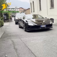 Ferrari, Rolex e 346mila euro in contanti sequestrati a un ristoratore del Verbano