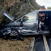 Perde il controllo dell'auto e si schianta contro la parete