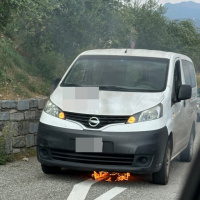 Nel traffico di una serata da dimenticare, un furgone prende fuoco all'improvviso