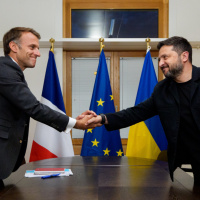 Macron incontra Zelensky: «Mosca è impantanata, Kiev va sostenuta»