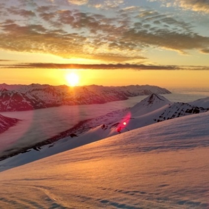 Sciare al nord sotto il sole di mezzanotte