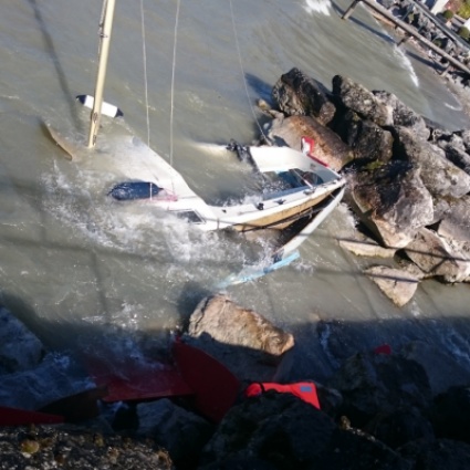 Il forte vento distrugge la barca dei suoi sogni