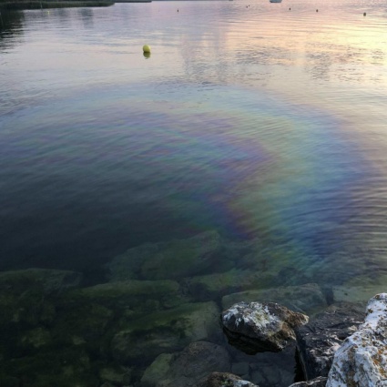 Una barca perde benzina nel lago di Neuchâtel