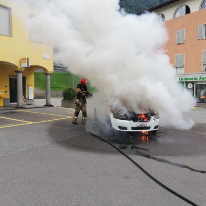 Auto prende fuoco sulla Cantonale