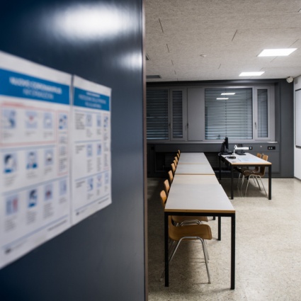 Scuole chiuse e limiti alle frontiere