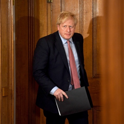 Johnson ai britannici: «Evitate pub, viaggi e contatti»