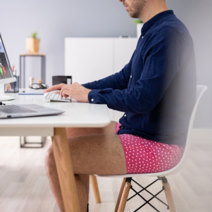 Si masturba durante la lezione online: querelato