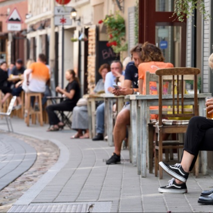 A Vilnius, strade e piazze a disposizione di bar e ristoranti per rispettare le distanze