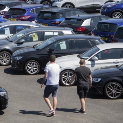 In aiuto sociale, ma compra 28 auto in nove anni