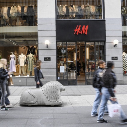 Il Covid-19 azzanna anche H&M, vendite dimezzate