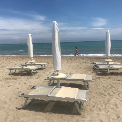 Primo bagno nel mare dopo la riapertura