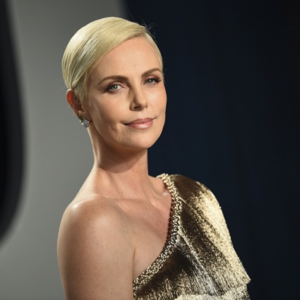 Charlize Theron stressata dall'istruzione "casalinga" dei figli