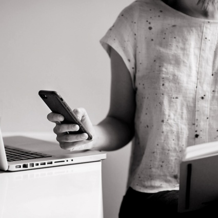 Il cellulare è l’oggetto che sta spegnendo la tua bellezza!