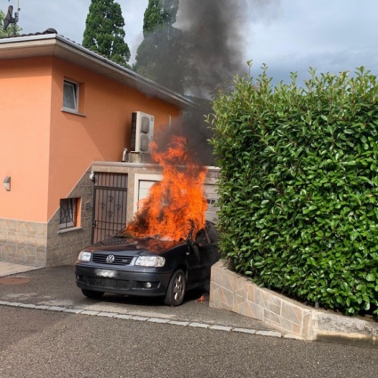 Auto in fiamme a pochi metri da una casa