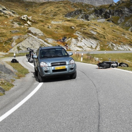 Scontro frontale tra una moto e un'auto