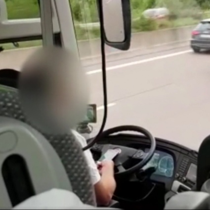 «L'autista del Flixbus giocava in autostrada»