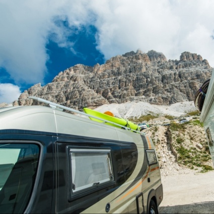Carovana di camper con guida