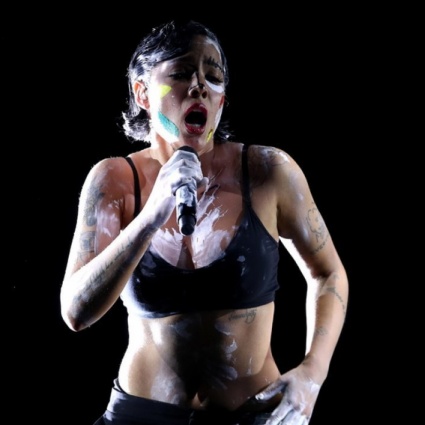 Halsey: «Non avrei dovuto postare quella foto sulla mia anoressia»