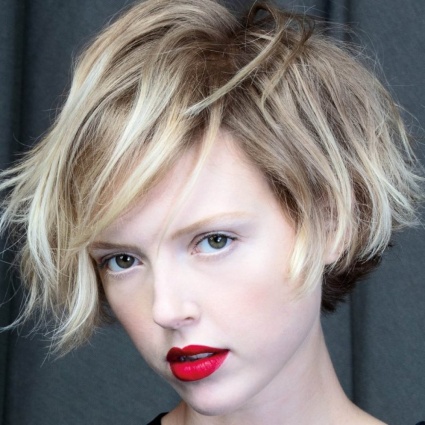 I look per i tagli hairenaissance? Easy, di tendenza e dal fascino naturale