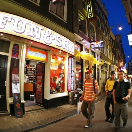Amsterdam punta sul turismo d'élite: per la zona a luci rosse non c'è più spazio
