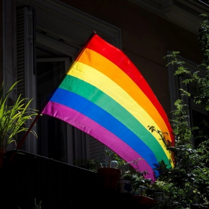 Bandiere arcobaleno distrutte, l'ira della comunità LGBTQ+