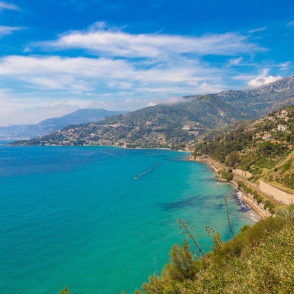 Cade nel mare da trenta metri, morta bimba di quattro anni