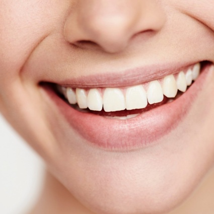 Benessere e lifestyle: Sbiancamento denti da star i segreti per un sorriso bianco e splendente